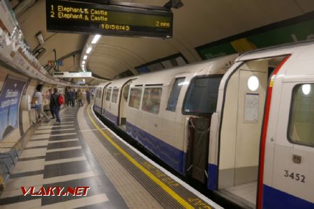 Londýn: mind the gap na Bakerloo Line, 19. 7. 2019 © Libor Peltan