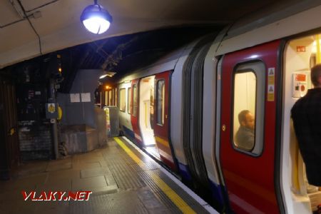 Londýn: tentokrát se souprava metra nevejde na stanici dokonce o dvoje dveře, 19. 7. 2019 © Libor Peltan