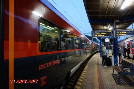 Bratislava, Hlavná stanica, Railjet xpress 160 do Zürichu mal plánovaný odchod o 6:10, 4.9.2019 © Juraj Földes