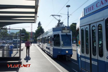 Zürich, Bürkliplatz, dvojička najčastejšie sa vyskytujúceho typu električky, Tram 2000, Be 4/6 na linke 5; 4.9.2019 © Juraj Földes