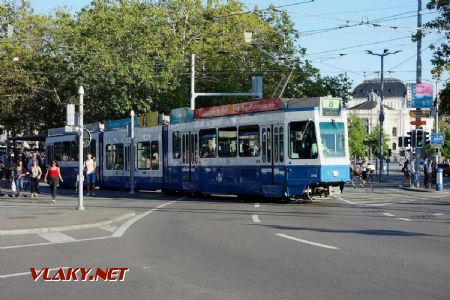 Zürich, Bellevue Platz. Tram 2000 Sänfte Be 4/8 s nízkopodlažným článkom sa vyskytuje v 23 exemplároch; 4.9.2019 © Juraj Földes