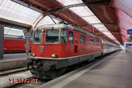 Zürich Hauptbahnhof, lokomotíva Re 420.127 SBB pôjde s vratnou súpravou ako IC3 cez Sargans do Churu, 12.9.2019 © Juraj Földes