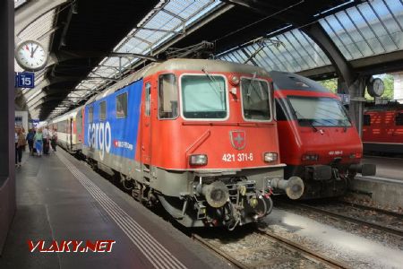 Zürich Hauptbahnhof, dve generácie lokomotív - SBB 421.371 Cargo a 460.099, 12.9.2019 © Juraj Földes