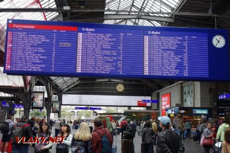 Zürich Hauptbahnhof, odchody množstva vlakov za niečo vyše pol hodiny, 6.9.2019 © Juraj Földes