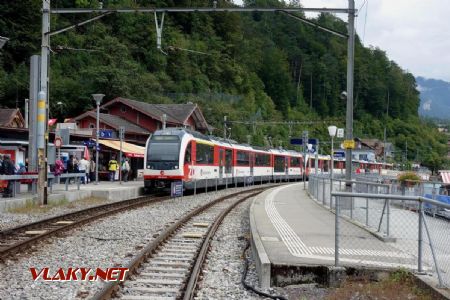 Brienz, jednotka Zentralbahnu 160.003 pokračuje ako IR vlak do Luzernu, 7.9.2019 © Juraj Földes