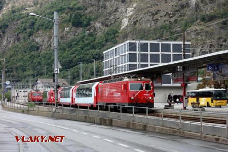 Brig, vlaky MGB tu zastavujú na úrovni predstaničného námestia, 8.9.2019 © Juraj Földes
