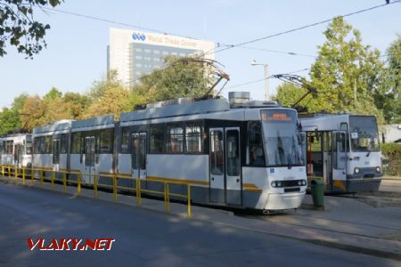 Bukurešť: V3A-93-CH-PPC mezi mnohými čekajícími tramvajemi ve smyčce Piața Presei, 13. 9. 2019 © Libor Peltan