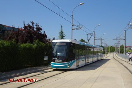 Izmit, tramvaj najíždí na svůj výkon v zastávce Otogar, 25.6.2019 © Jiří Mazal