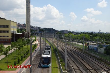 Izmit, souběh tramvajové a železniční tratě u zastávky SekaPark, 25.6.2019 © Jiří Mazal