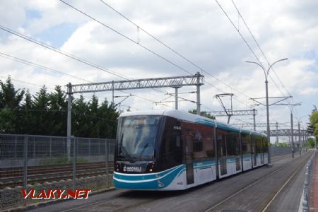 Izmit, tramvaj projíždí po samostatném tělese u zastávky SekaPark, 25.6.2019 © Jiří Mazal