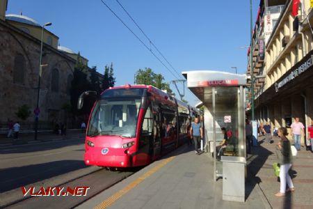 Bursa, tramvaj typu Durmaray Silkworm u zastávky Ulucami, 27.6.2019 © Jiří Mazal