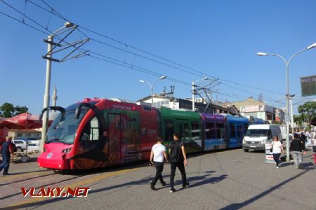 Bursa, tramvaj typu Durmaray Silkworm u zastávky Osmangazi, 27.6.2019 © Jiří Mazal