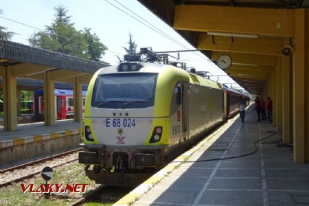 Adapazarı, lokomotiva ř. E68000 s vlakem do Pendiku, 28.6.2019 © Jiří Mazal