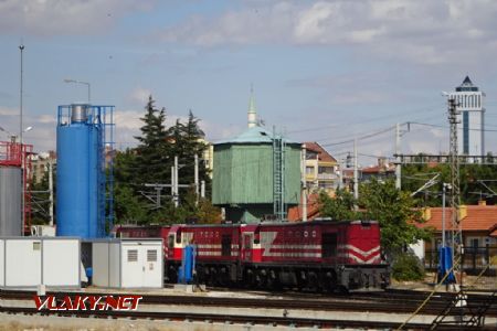 Konya, diesely DE24103 a 124 pod bývalou vodárenskou věží, 6.10.2019 © Jiří Mazal