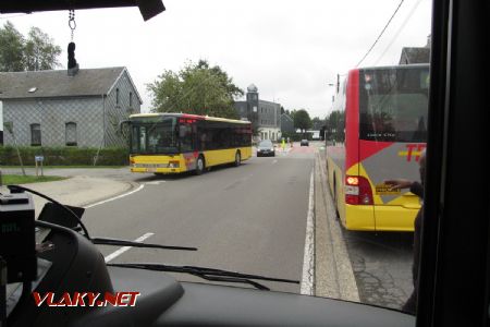24.08.2018 – Sourbrodt: přestupní uzel mezi autobusy Scania, MAN Lion's City a Setra © Dominik Havel
