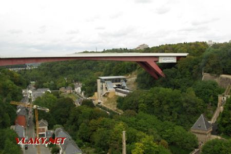 24.08.2018 – Luxembourg: pohled na most Grande-Duchesse Charlotte, železniční zastávku a trasu lanové dráhy © Dominik Havel