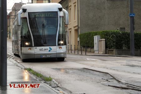 25.08.2018 – Nancy: zast. Callot, trolejbus najíždí do osy kolejnice © Dominik Havel