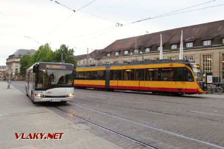 26.08.2018 – Karlsruhe: přednádraží, Solaris Urbino 10 a vlakotramvaj Flexity Swift (ET 2010) © Dominik Havel