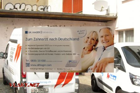 27.08.2018 – Schaffhausen: reklama v trolejbusu „k zubaři do Německa“, lákající na úvodní pohovor za 48 €. Ještě že tohle nemusím v Česku řešit © Dominik Havel