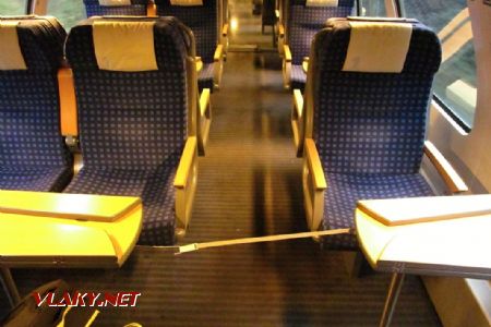 27.08.2018 – Schwarzwaldbahn: 1. třída, k čemu jsou svinovací pásky na spodní straně stolu? © Dominik Havel