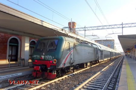 Brescia, lokomotiva ř. E.464 společnosti Trenord s jedním stanovištěm strojvedoucího, 28.12.2019 © Jiří Mazal