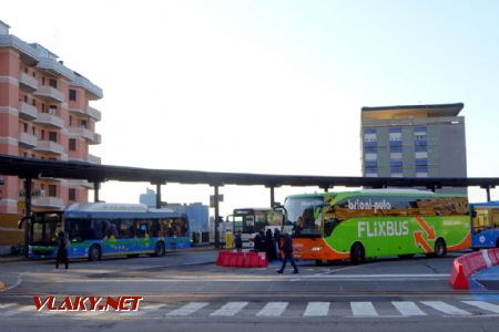 Brescia, na autobusovém nádraží zaujme nejen Flixbus, ale také městský bus na metan, 28.12.2019 © Jiří Mazal