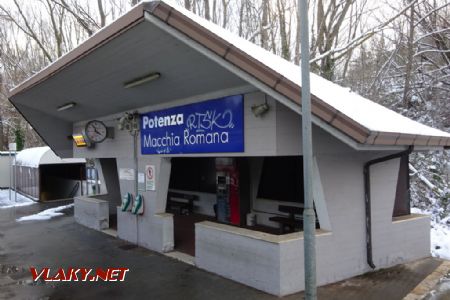 Potenza Macchia Romana je vybavena i automatem Trenitalie, trať zde vede ve splítce, 30.12.2019 © Jiří Mazal