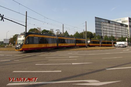 28.08.2018 – Karlsruhe: dvojice vlakotramvají Flexity Swift přejíždí Oststadtkreisel © Dominik Havel