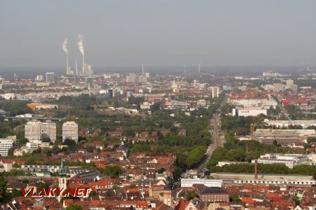 28.08.2018 – Karlsruhe: tramvajová trať do centra, panorama dotváří uhelná elektrárna v přístavu © Dominik Havel