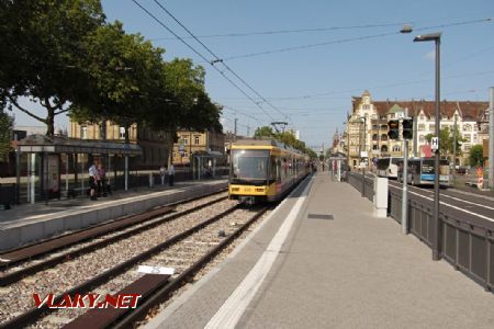 28.08.2018 – Karlsruhe: Tullastraße, dvojice GT6-70D/N zastavuje až za hrbem © Dominik Havel