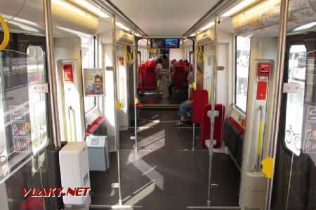 28.08.2018 – Karlsruhe: interiér vlakotramvaje Flexity Swift se velmi podobá tramvajím Citylink © Dominik Havel