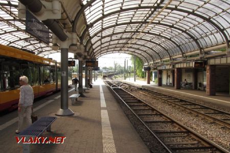 28.08.2018 – Karlsruhe: dvojice GT8-100D/2S-M přijíždí od styku s DB Netz do zast. Albtalbahnhof © Dominik Havel