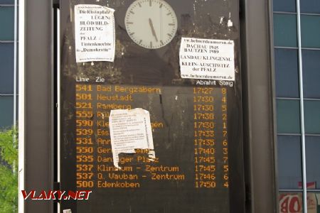 28.08.2018 – Landau: Dachau a Auschwitz jsou i na odjezdové tabuli autobusů © Dominik Havel