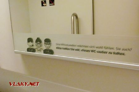29.08.2018 – Marktredwitz: luxusně vypadající nápis na zrcadle, že máte pomáhat udržovat toto WC v čistotě © Dominik Havel