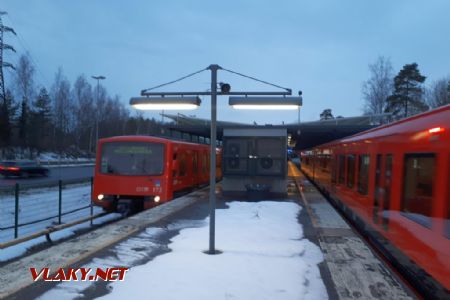 Helsinki: Setkání jednotek řady M100 a M300 ve stanici Kulosaari © Tomáš Kraus, 14.3.2019