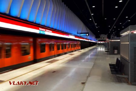 Helsinki: Dvě soupravy řady M100 opouštějí stanici Koivusaari © Tomáš Kraus, 14.3.2019