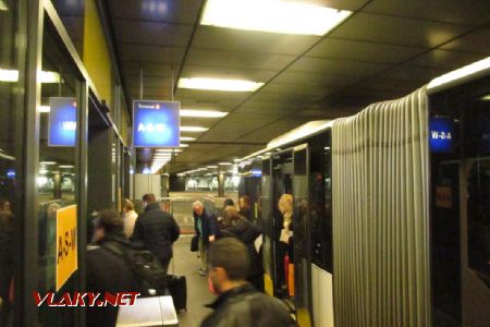 11.03.2019 – Frankfurt/M.: výstup z autobusu pod terminálem © Dominik Havel