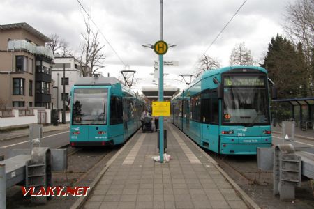 11.03.2019 – Frankfurt/M.: zastávka Offenbach Stadtgrenze s typy R a S © Dominik Havel