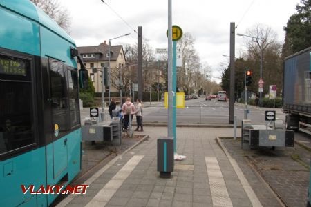 11.03.2019 – Frankfurt/M.: zrušení tramvají na území Offenbachu patrně oslavili hlavně motoristé (trať kdysi pokračovala přímo) © Dominik Havel