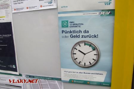 11.03.2019 – Frankfurt/M.: reklama na odškodnění při zpoždění nad 10 min; Regiojet se ve vizuálu „Včas, nebo levněji“ zjevně inspiroval (hodiny s šipkou) © Dominik Havel