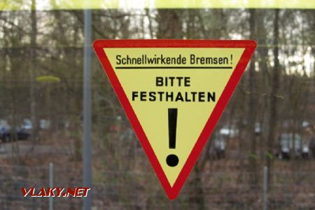 11.03.2019 – Frankfurt/M.: Neu-Isenburg Stadtgrenze, Pt, dobové samolepky upozorňující na „rychle působící brzdy“ © Dominik Havel