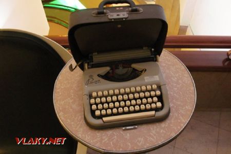 12.03.2019 – Porto: výzdoba hotelu – psací stroj s velmi zvláštní klávesnicí © Dominik Havel