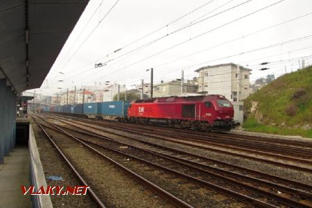 12.03.2019 – Porto: šestinápravový diesel Takargo 6004 projíždí stanicí Contumil © Dominik Havel