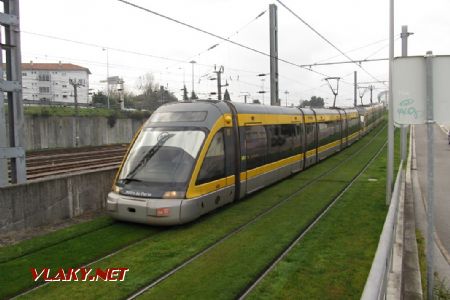 12.03.2019 – Porto: Eurotram projíždí kolem nádraží Contumil © Dominik Havel
