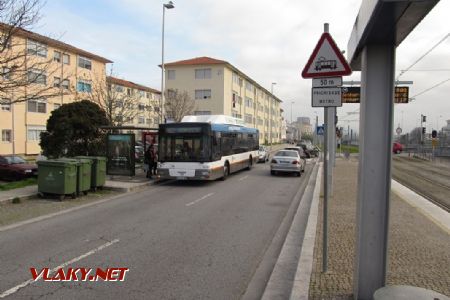 12.03.2019 – Porto: autobus s pohonem MAN a značka se symbolem tramvaje a dodatkovou tabulkou, že přednost má metro… © Dominik Havel