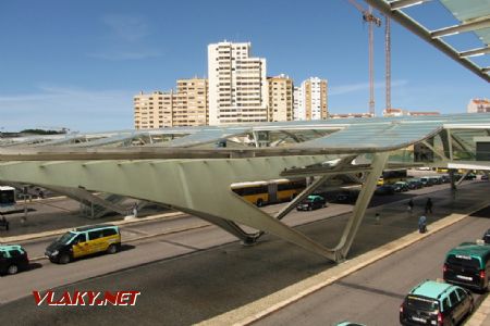12.03.2019 – Lisboa Oriente: Calatrava navrhl i zastřešení autobusových zastávek, v Liège najdeme v zásadě podobné prvky © Dominik Havel