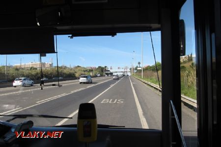 12.03.2019 – Almada: buspruh před mýtnicí u mostu Ponte 25 de Abril © Dominik Havel