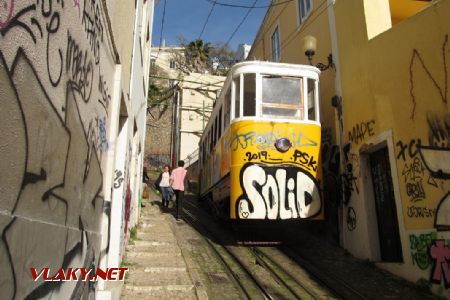 12.03.2019 – Lisabon: Lavra, vůz na vzdálejější koleji – mezi vozem a domem není mnoho místa © Dominik Havel