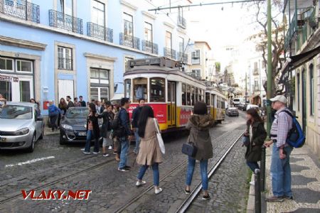 12.03.2019 – Lisabon: jízda linkou 12 skončila u špatně zaparkovaného auta © Dominik Havel