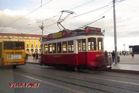 12.03.2019 – Lisabon: červená Remodelados pro turisty © Dominik Havel